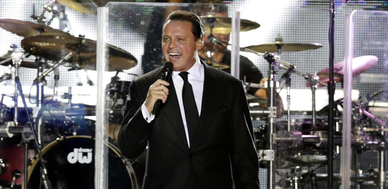 Mexican singer Luis Miguel performs during a concert at the Jockey Club in Asuncion November 8, 2014. REUTERS/Jorge Adorno (PARAGUAY - Tags: ENTERTAINMENT)