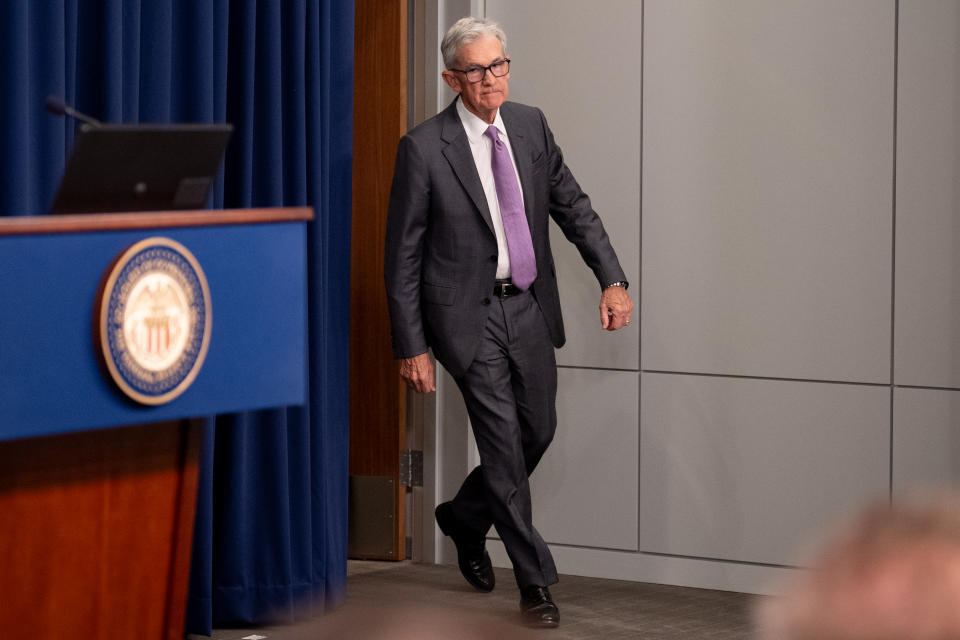 WASHINGTON, DC – 31. JULI: Der Vorsitzende der Federal Reserve, Jerome Powell, kommt zu einer Pressekonferenz im Anschluss an die Sitzung des Offenmarktausschusses der Federal Reserve am 31. Juli 2024 im William McChesney Martin Jr. Federal Reserve Board Building in Washington. Nachdem die Federal Reserve die kurzfristigen Zinssätze beibehalten hatte, äußerte Powell gegenüber Medienvertretern die allgemeine Erwartung einer Zinssenkung im September. (Foto von Andrew Hornick/Getty Images)