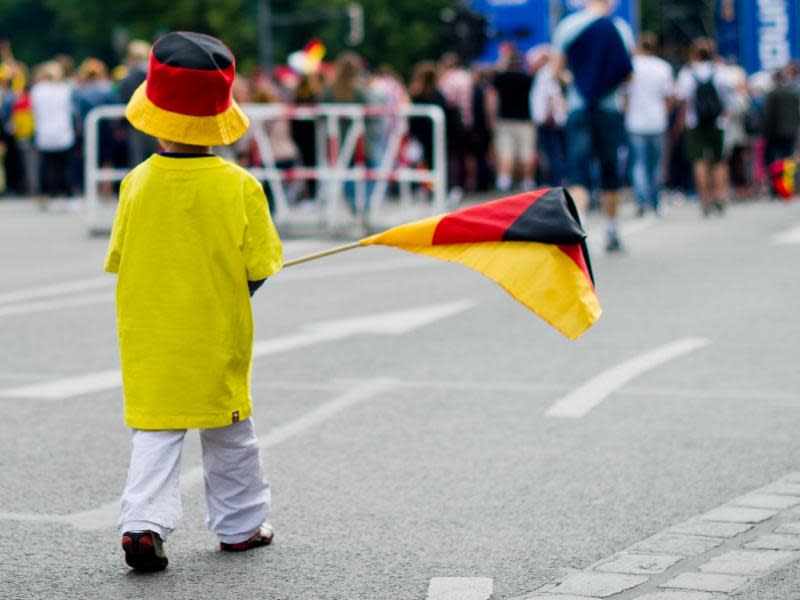 "Public Viewing" auf der Fanmeile am Brandenburger Tor. Foto: Daniel Bockwoldt