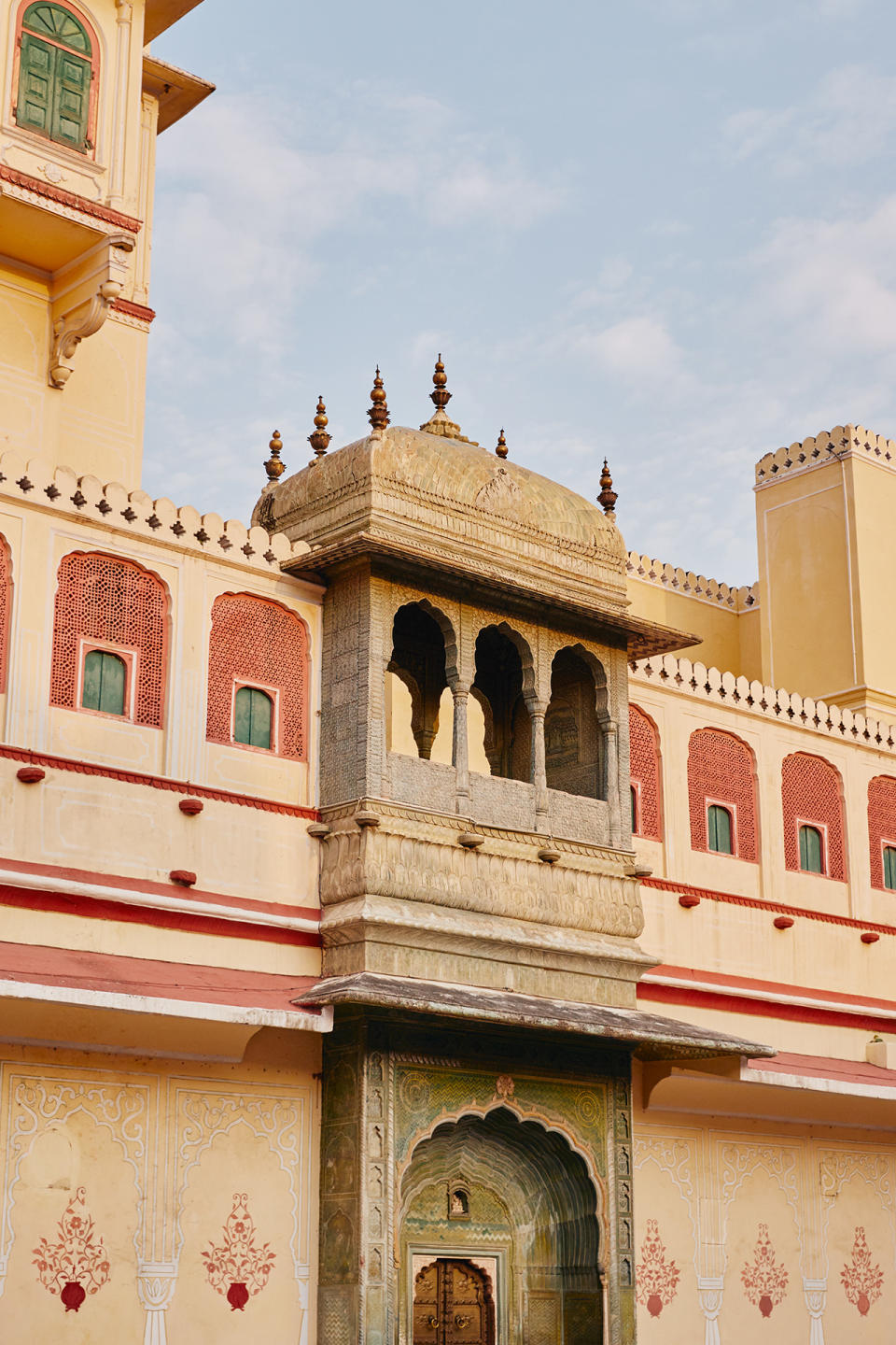 El palacio fue ordenado construir en 1727 por maharajá Sawai Jai Singh II, considerado el fundador de Jaipur, y posee influencias arquitectónicas rajput del siglo XVII, del imperio mogol y de Europa. (Foto: <a href="http://es.airbnb.com/rooms/39622530?source_impression_id=p3_1573584787_bHKBduGdydoo8gya&guests=1&adults=1&irgwc=1&irclid=wsgS4F0HexyOWKYwUx0Mo3ERUkn1m6VuT29Wyc0&ircid=4560&c=Viglink%20Primary_392845_4210298&sharedid=4210298&af=126295512&_set_bev_on_new_domain=1573827289_HmQP9sbP0SHJMd2s" rel="nofollow noopener" target="_blank" data-ylk="slk:Airbnb;elm:context_link;itc:0;sec:content-canvas" class="link ">Airbnb</a>).