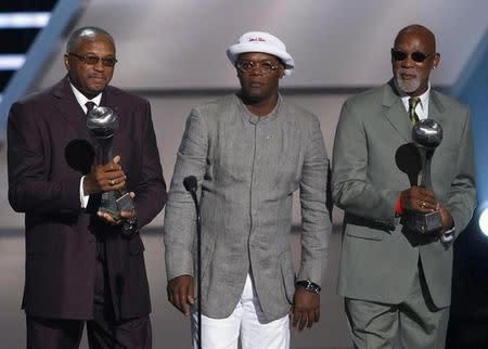 John Carlos (R) and Tommie Smith (L) receive their "Arthur Ashe Courage Awards" from Samuel L Jackson at the 2008 ESPY Awards in Los Angeles, California July 16, 2008. REUTERS/Danny Moloshok/Files