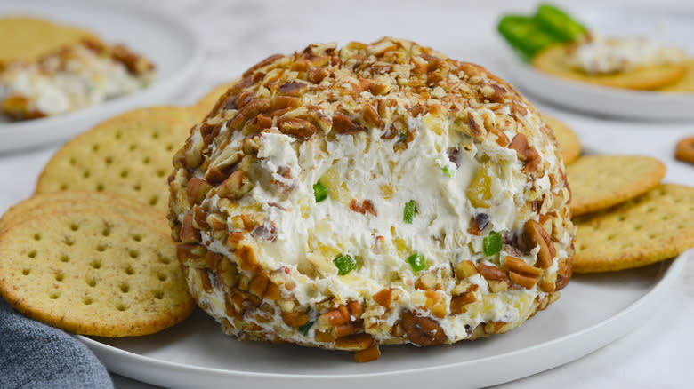 bacon jalapeno cheese ball with crackers