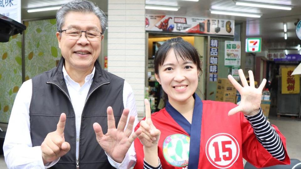 山田摩衣今（8日）與金鐘歌王楊烈合體，一同到埔墘市場掃街拜票。（圖/山田摩衣辦公室提供）