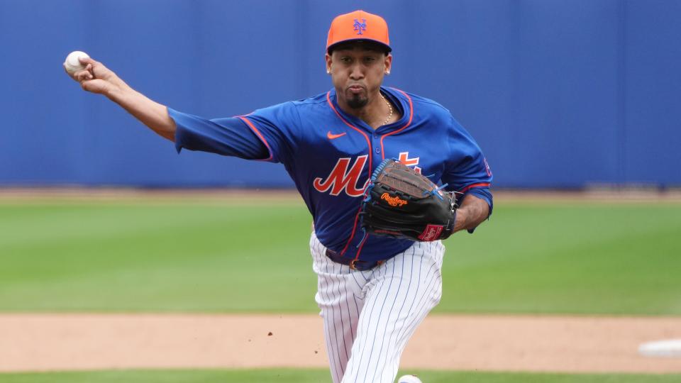 New York Mets relief pitcher Edwin Diaz (39) throws batting practice during workouts at spring training