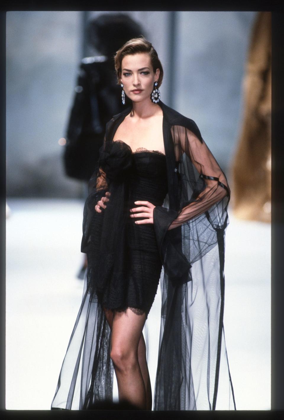 Tatjana Patitz walks a Chanel runway during Paris Fashion Week in July 1991.