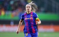 Die aktuelle Dominanz des FC Barcelona hat viel mit dieser Frau zu tun: Alexia Putellas. Von den Fans wurde die Mittelfeldspielerin nicht umsonst "die Königin" getauft. Mit grandioser Technik und großer Eleganz zieht die amtierende Weltfußballerin im Mittelfeld die Fäden. Bei der Frauen-EM fällt die Spanierin allerdings wegen eines Kreuzbandrisses aus. (Bild: Getty Images / Martin Rose)