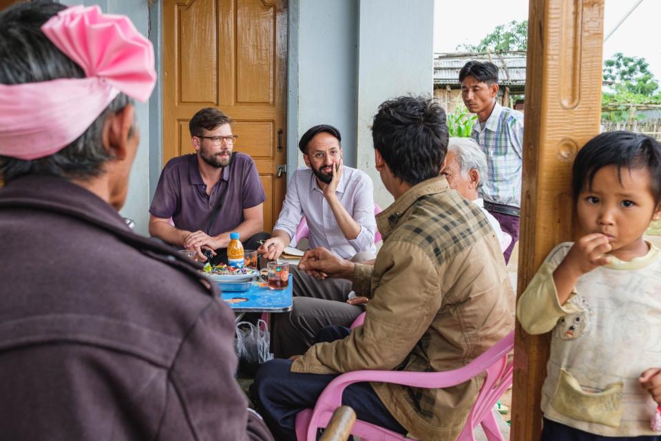 Das Gründerduo besucht die Produzenten im Ausland regelmäßig. Hier sind sie zu Gast in Myanmar. - Copyright: Conflictfood