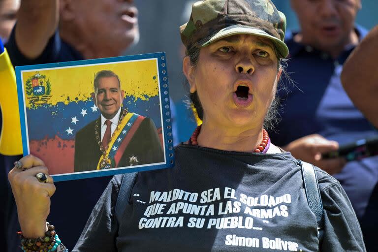 Una simpatizante opositora en la protesta en Caracas. (Yuri CORTEZ / AFP)