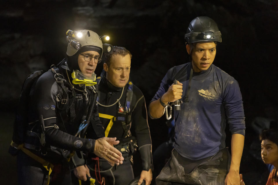 En esta imagen difundida por Metro Goldwyn Mayer Pictures, de izquierda a derecha, Colin Farrell, Paul Gleeson y Thira Chutikul en una escena de "Thirteen Lives". (Vince Valitutti/Metro Goldwyn Mayer Pictures vía AP)