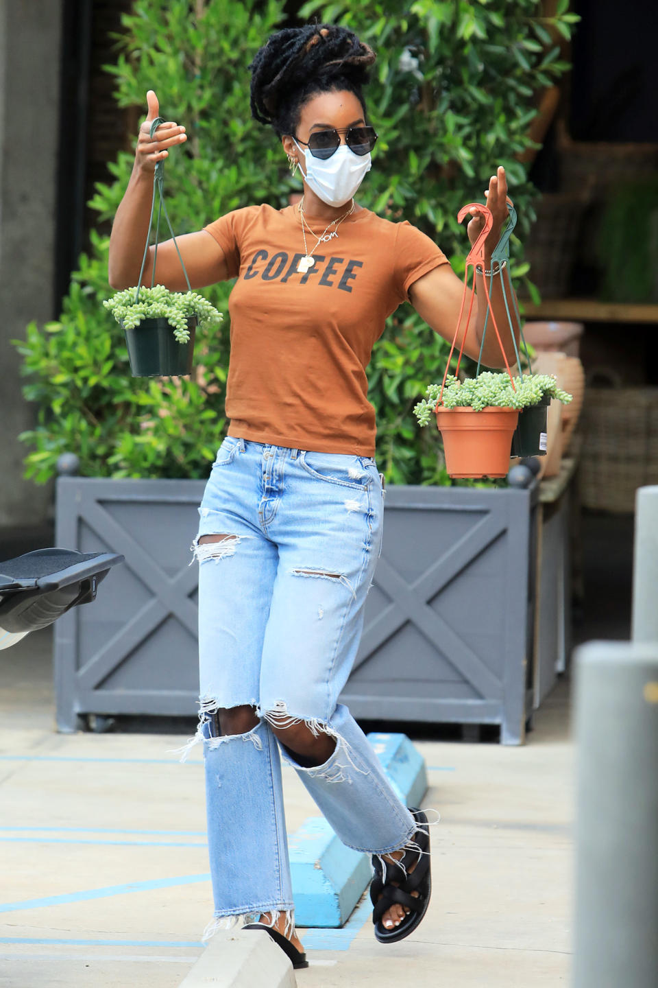 <p>Kelly Rowland is loving her new house plant purchase on Tuesday in L.A.</p>