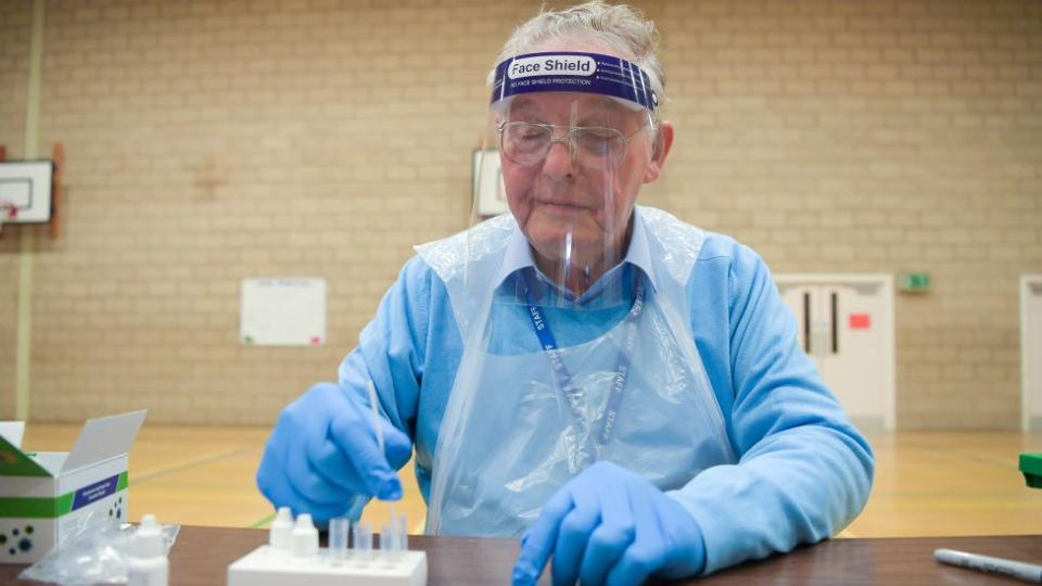 Hombre recogiendo muestras de tests de coronavirus.