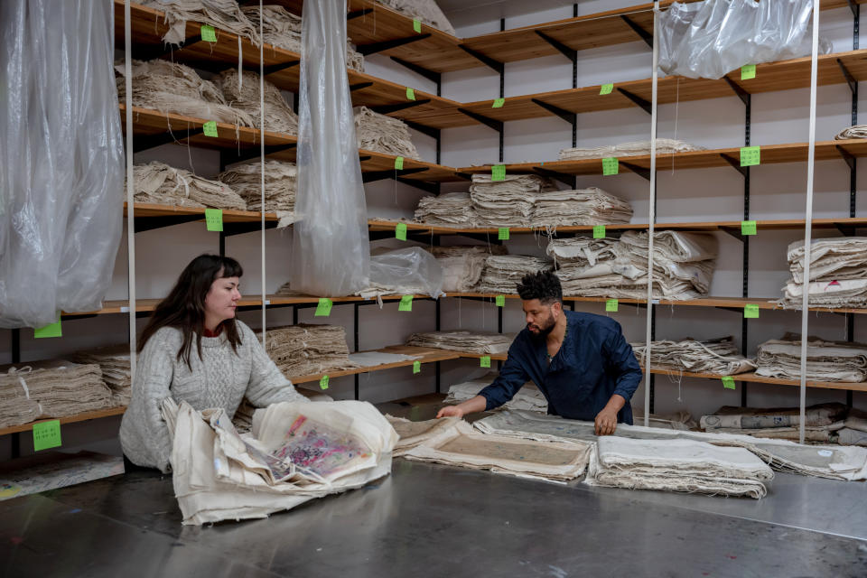 Algunos de los cientos de lienzos que Murillo envió a escuelas de todo el mundo, invitando a los estudiantes a crear en ellos. (Andrew Testa/The New York Times)