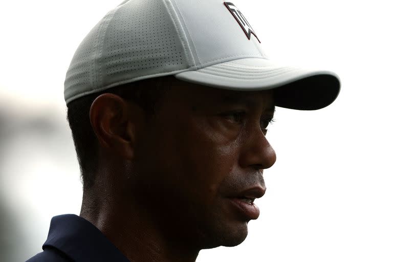Tiger Woods está padeciendo Augusta 2023; con la segunda jornada suspendida, se debate entre la continuidad y la eliminación, al borde del corte clasificatorio.