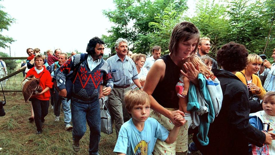 Massenflucht am 18. August 1989: DDR-Bürger drängen mit ihren Kindern durch das geöffnete Grenztor von Ungarn aus nach Österreich. Foto: Votava/Archiv