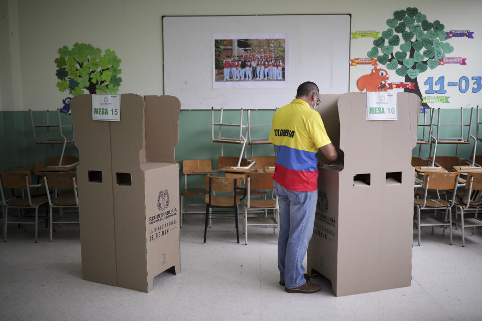 A voters marks his ballot during a presidential runoff election in Bucaramanga, Colombia, Sunday, June 19, 2022. (AP Photo/Ivan Valencia)