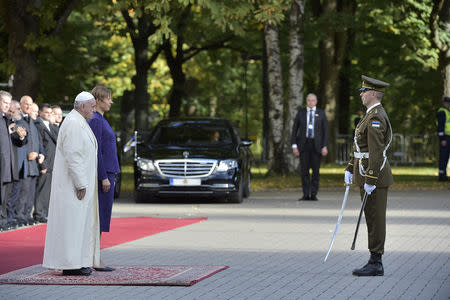 Pope Francis is welcomed by Estonian President Kersti Kaljulaid at the Presidential Palace in Tallinn, Estonia September 25, 2018. Vatican Media/Handout via REUTERS