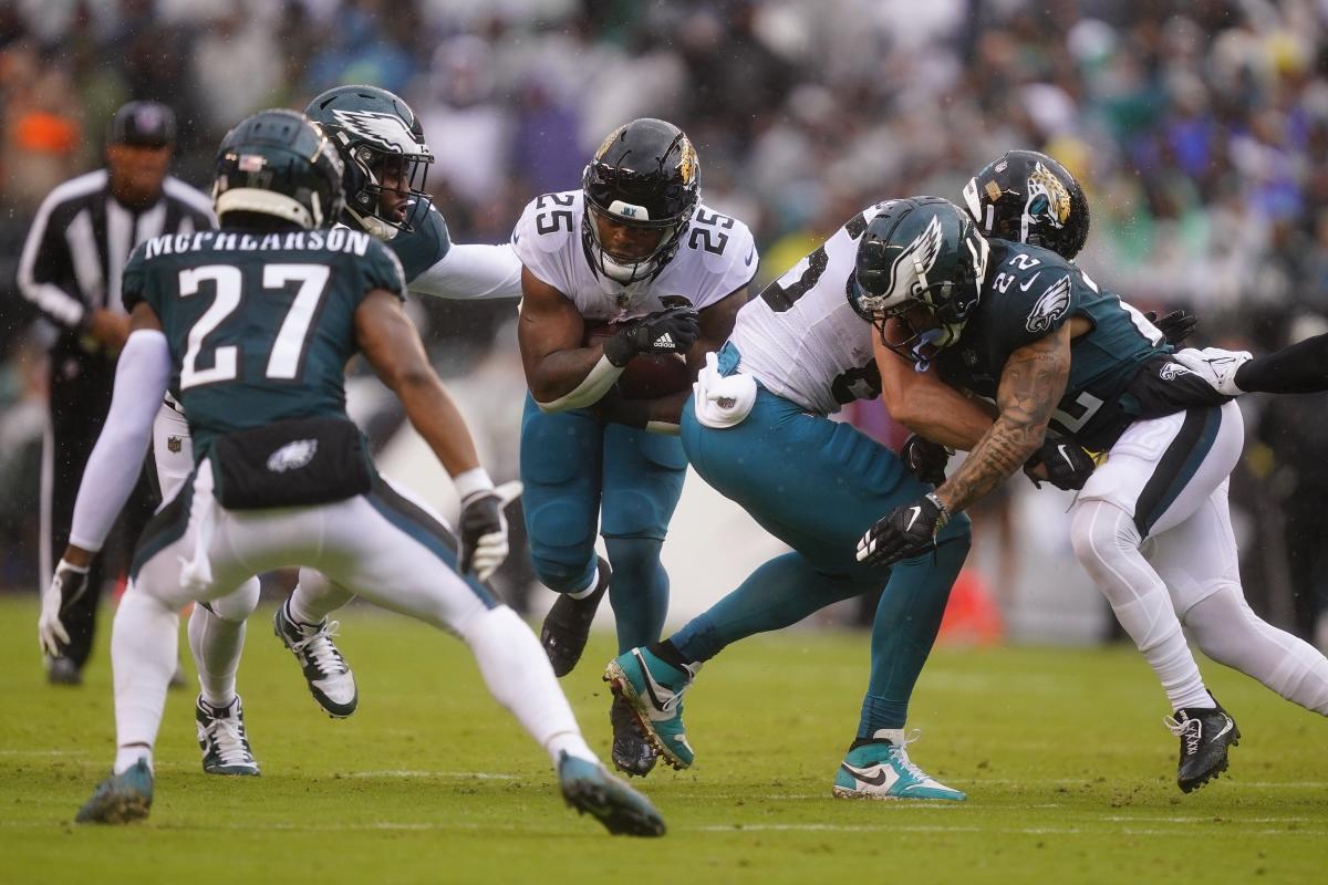 Reality check for Jaguars: Mistakes halt winning streak in loss to Eagles