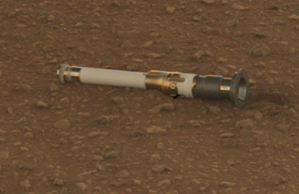 El rover Perseverance de la NASA depositó la primera de varias muestras en la superficie marciana el 21 de diciembre de 2022. NASA/JPL-Caltech/MSSS