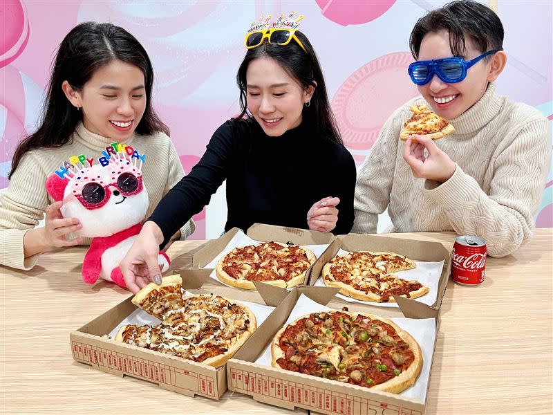 外送平台foodpanda 於2月28日10點起至2月29日祭出拿坡里小披薩「買1送3」。（圖／foodpanda提供）