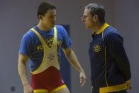 Männer, die sich auf dem Boden wälzend bekämpfen? Das fünffach oscarnominierte Drama "Foxcatcher" ist viel mehr als ein Sportfilm über um ein olympisches Ringerteam. Intensiv und beklemmend beschäftigt sich das tief gehende Werk mit Abhängigkeiten, Homophobie und Patriotismus in einer Männerwelt. Der Film beruht auf einer wahren Begebenheit. (Bild: Koch Media / Scott Garfield / Fair Hill, LLC)