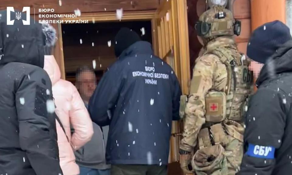 Los detectives ingresan a la casa del magnate de negocios ucraniano Ihor Kolomoisky, tercero desde la izquierda, en Dnipro, Ucrania, en febrero.