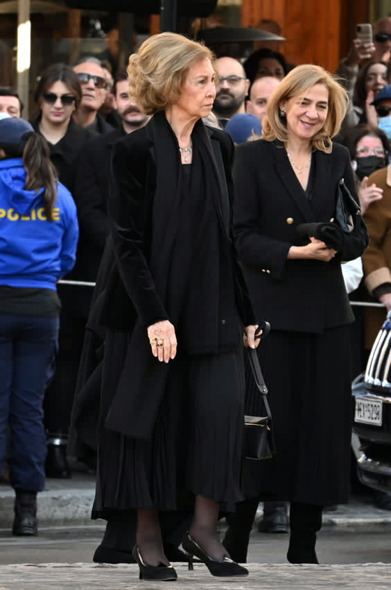 La reina Sofía y la infanta Cristina en el funeral del rey Constantino