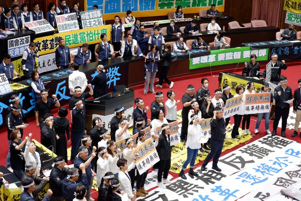 立法院24日續審爭議法案，民進黨在議場內抗議。陳祖傑攝