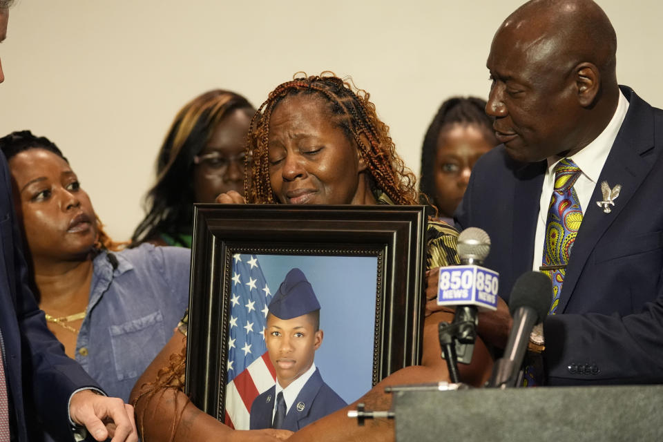 Chantemekki Fortson, madre de Roger Fortson, un aviador sénior de la Fuerza Aérea de Estados Unidos, sostiene una fotografía de su hijo durante una conferencia de prensa sobre su muerte, acompañada por el abogado Ben Crump, derecha, el jueves 9 de mayo de 2024, en Fort Walton Beach, Florida. Fortson fue abatido por la policía en su apartamento el 3 de mayo. (AP Foto/Gerald Herbert)