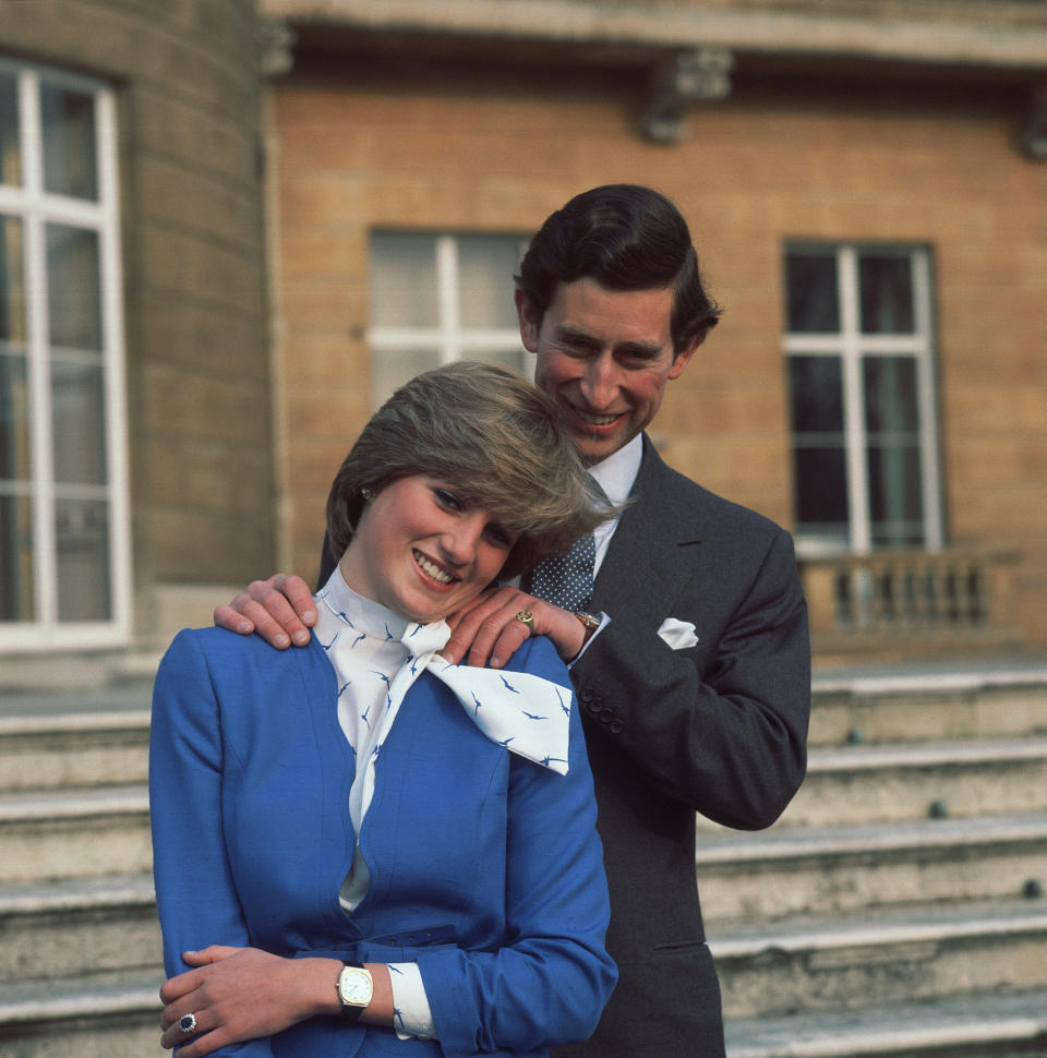 El Príncipe Carlos y Lady Diana Spencer posan para los fotógrafos en el Palacio de Buckingham después del anuncio de su compromiso. (Foto de © Hulton-Deutsch Collection/CORBIS/Corbis vía Getty Images)