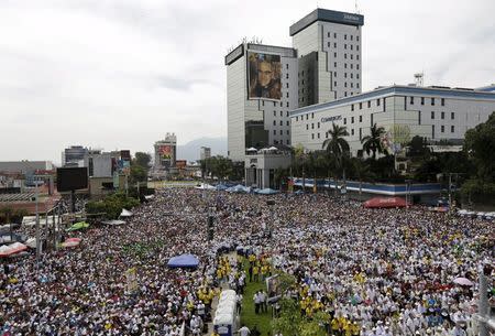 Catholic faithful attend the beatification ceremony of the late Archbishop of San Salvador Oscar Arnulfo Romero at El Salvador del Mundo square in San Salvador, May 23, 2015. REUTERS/Jorge Dan Lopez