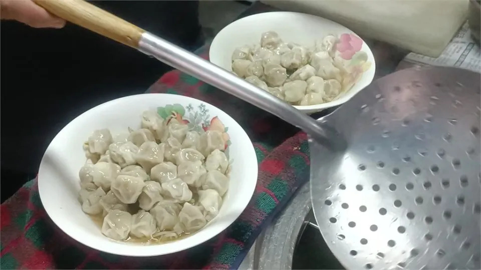 老闆「一把抓」沒在數！　一碗麵20顆餛飩只要60元