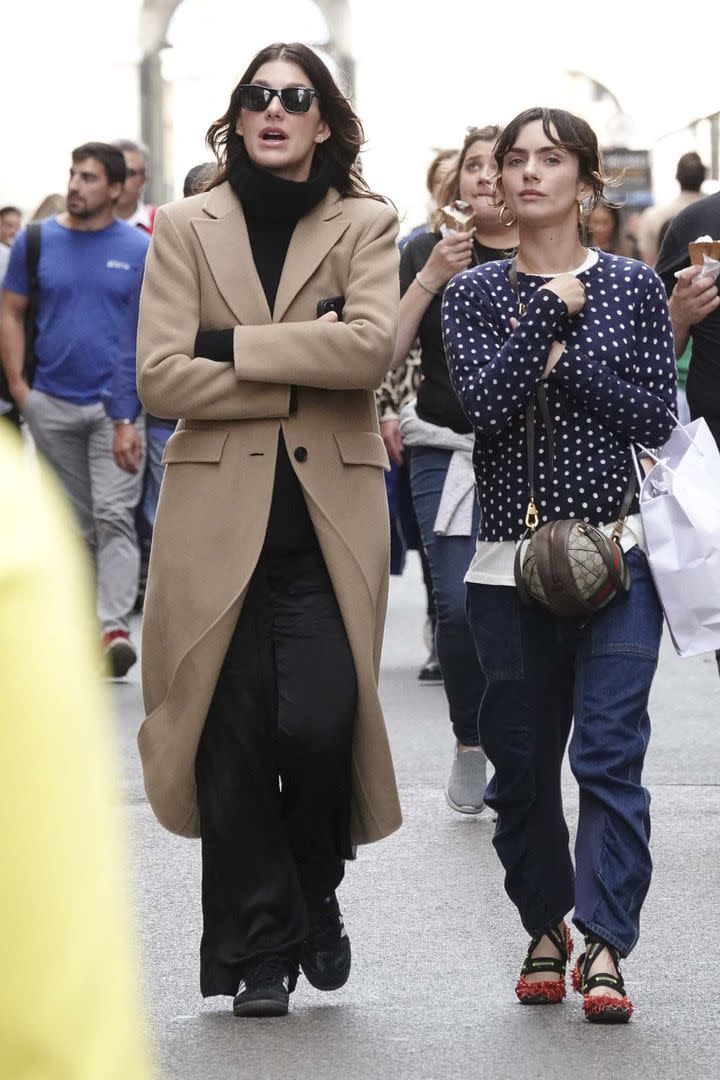 Camila Morrone y Zoe Bleu Sidel recorren las calles de Roma, a donde viajaron para promocionar Gonzo Girl, dirigida por la tía de Zoe, Patricia Arquette. Luego de visitar una iglesia, las actrices fueron de compras al barrio de la Plaza de España. Al lsalir de una tienda de lencería, Zoe le mostró el dedo medio a una pareja de paparazzi que esperaban afuera