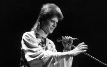 David Bowie war nicht nur ein genialer Musiker, sondern trat auch immer wieder als modebewusster Trendsetter in Erscheinung. Seine eigenwillige Ziggy-Stardust-Frisur wurde hinterher allerdings nur selten kopiert. (Bild: Steve Wood/Express/Getty Images)