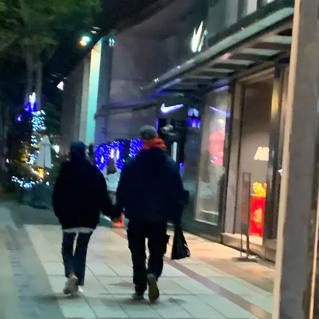 日前網友爆料士林巧遇王淨與曹佑寧牽手在士林逛街。（圖／翻攝自Dcard）