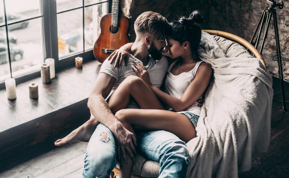 Las personas que disfrutan de una relación sexualmente activa, y emocionalmente cercana a su pareja, presentan mejor salud mental.(Foto: Getty)