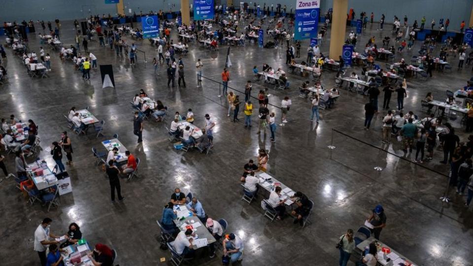 Un evento de vacunación masiva en el Centro de Convenciones de Puerto Rico