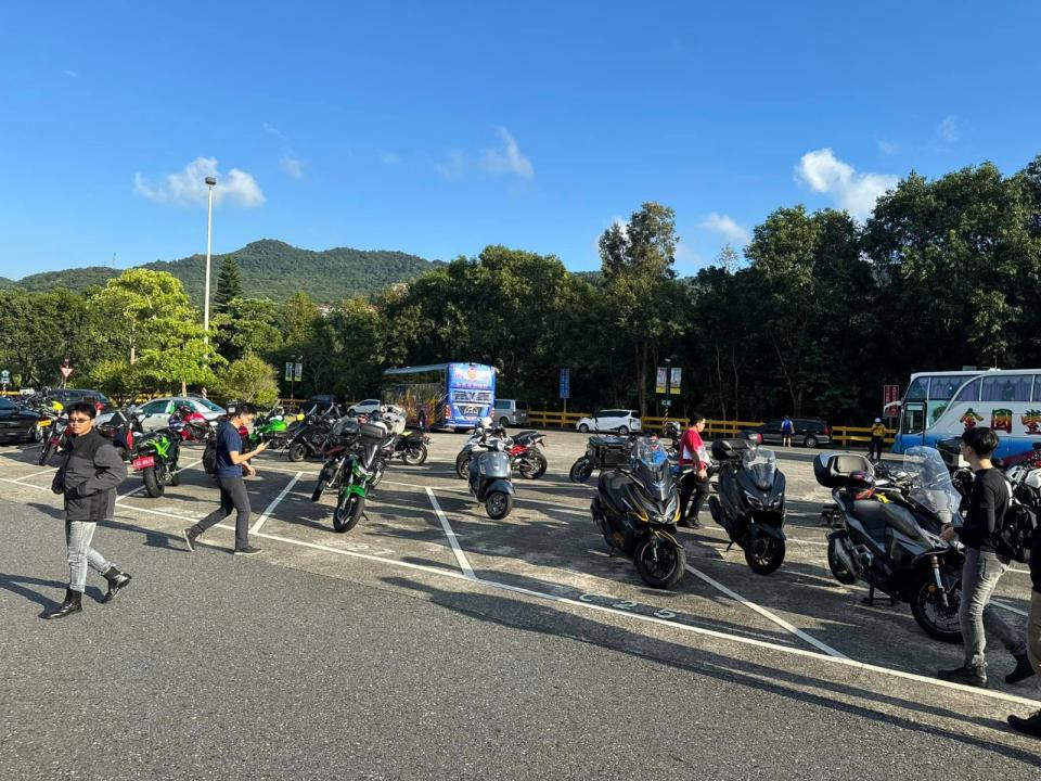 重機團體為爭取重型機車開放停一般機車格的權利，於今日發起「十月零一，摩托起義」活動，號召騎士們早上齊聚新北石碇服務區依法「1車停1格」。臉書粉專通勤者之歌提供