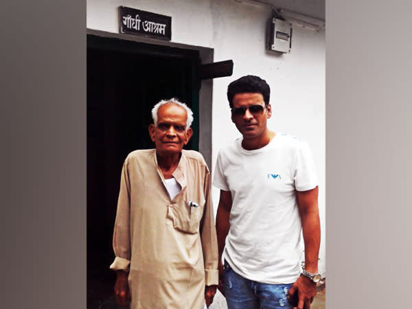 Manoj Bajpayee with his late father (Image source: Twitter)