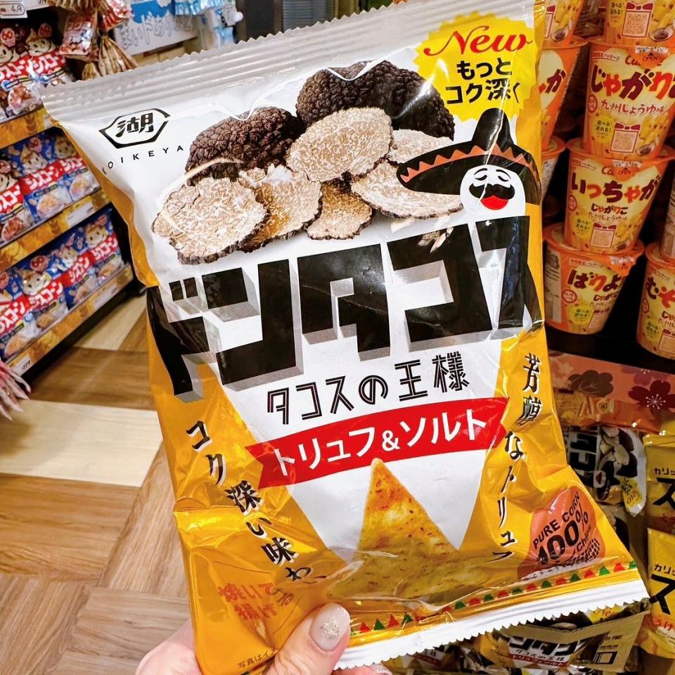 唐吉訶德「日本零食」TOP12 湖池屋松露鹽味三角玉米片 圖片來源：LOOKin編輯拍攝