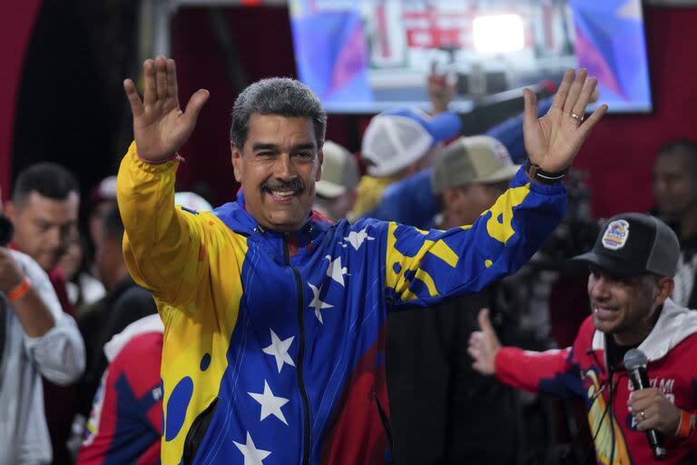 El presidente Nicolás Maduro se dirige a sus partidarios reunidos frente al palacio presidencial de Miraflores después de que las autoridades electorales lo declararan ganador de las elecciones presidenciales en Caracas, Venezuela