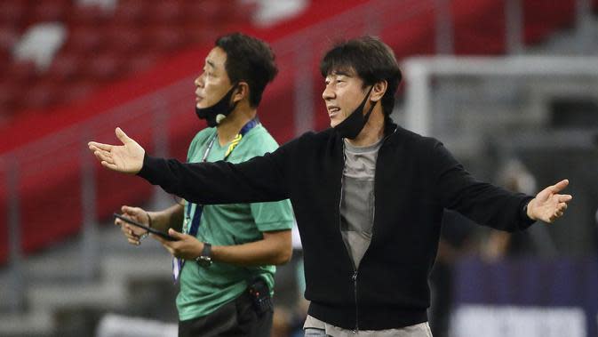Reaksi pelatih Timnas Indonesia Shin Tae-yong di pinggir lapangan pada pertandingan leg kedua semifinal Piala AFF 2020 melawan Singapura di Singapura Stadium, Sabtu, 25 Desember 2021. (AP Photo/Suhaimi Abdullah)