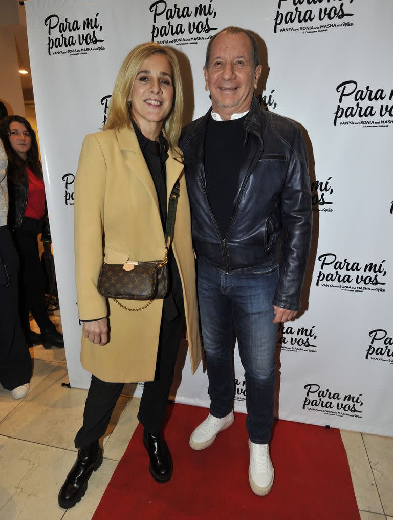 Viviana Puerta y su marido, el productor Carlos Mentasti, posaron muy simpáticos ante los flashes presentes. Mientras ella resaltó su look total black con un tapado en color beige, él se animó a la campera de cuero, el ítem de la temporada