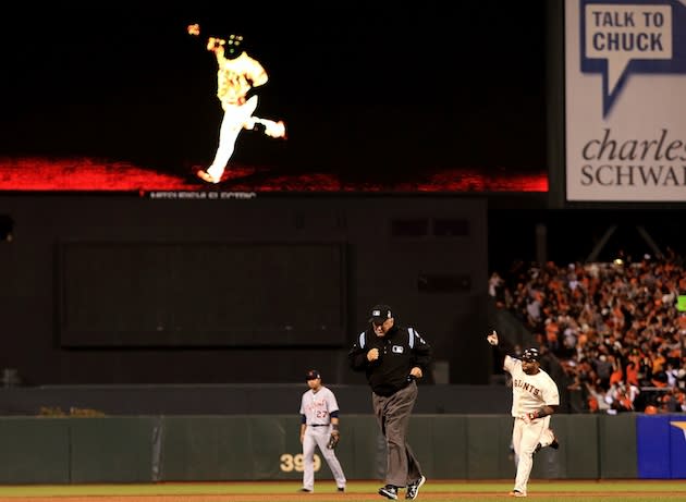 Sandoval hits three home runs; Giants win Game 1 of World Series