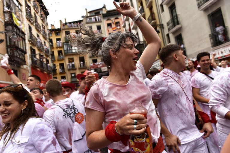 La multitud baila a la espera de la apertura de San Fermín 2022