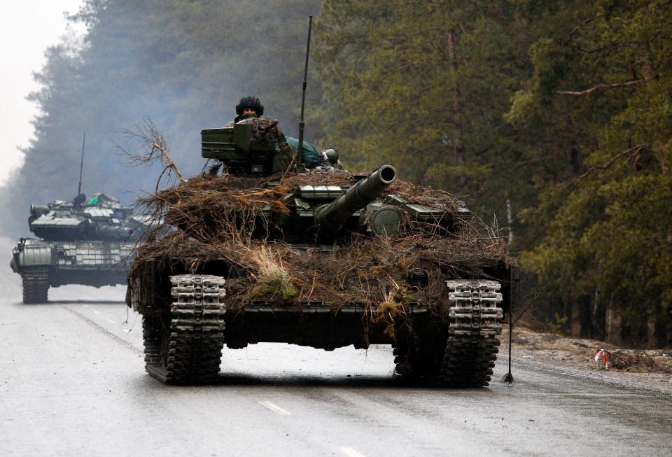 TOPSHOT - Ukrainian tanks move on a road before an attack in Lugansk region on February 26, 2022. - Russia on February 26 ordered its troops to advance in Ukraine 