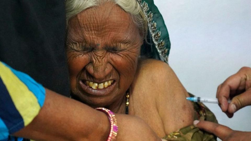 Mujer es vacunada en India