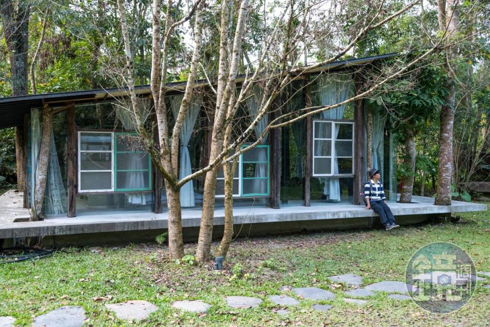 「雙人獨棟玻璃竹屋」以舊窗為牆的設計，空間相對寬廣。（平日4,800元、假日5,800元）