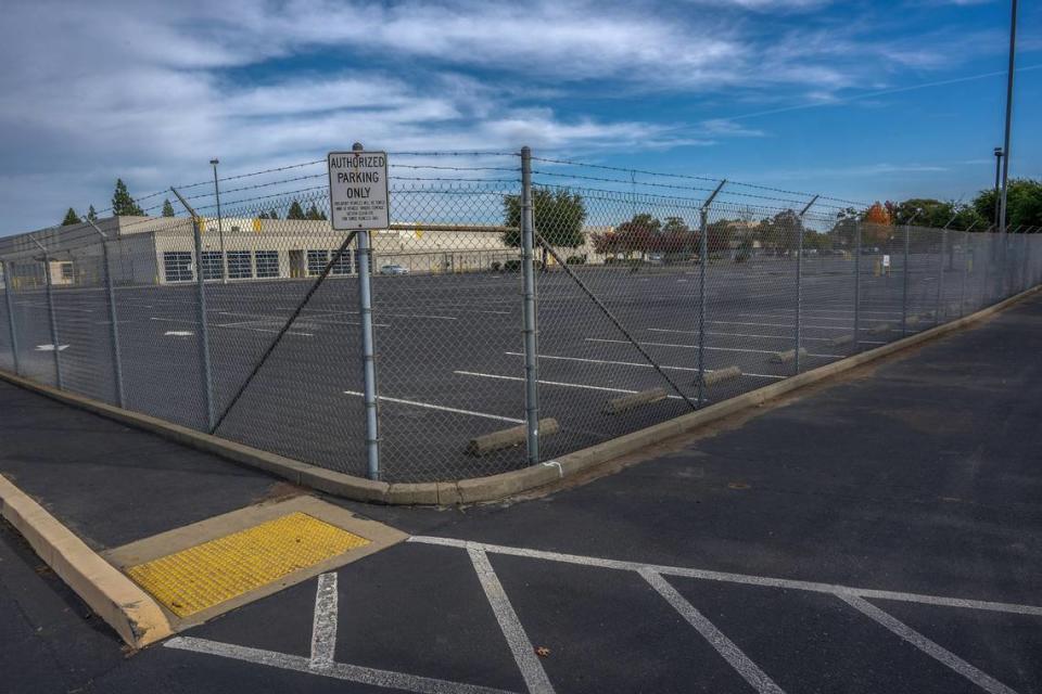 A fence surrounds a parking lot near Watt Avenue in North Highlands in November that the Sacramento County Supervisors approved $1.3 million to convert into a “Safe Stay” homeless parking lot for 30 people. The county plans to seal the asphalt with a light matte finish to reduce heat, add privacy screening to the fence around the site, upgrade the lighting, add modular office space and install portable toilets and sinks that residents can use at night so they won’t have to walk to the adjacent warehouse to use the restroom.