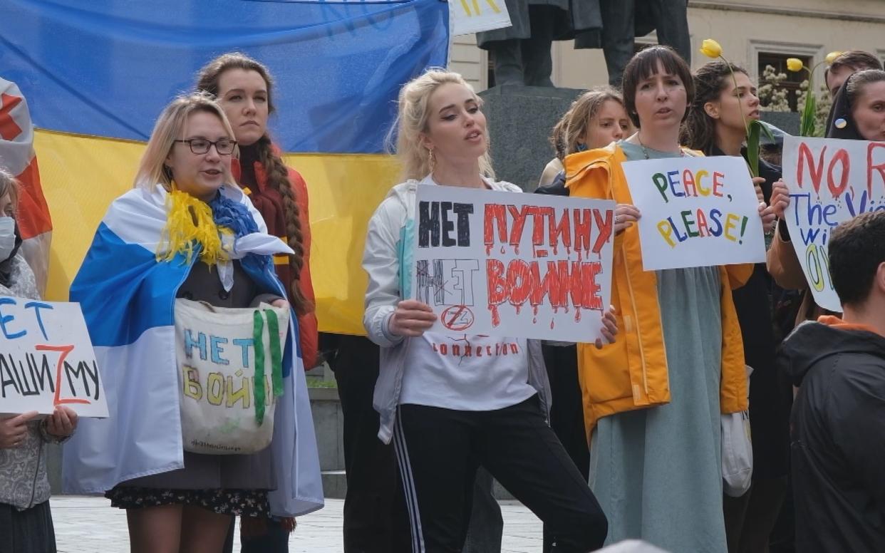 ZDF-Autorin Isabelle Tümena zeigt in der neuen Ausgabe von "auslandsjournal - die doku", wie ein Teil der russischen Jugend Widerstand gegen den Krieg in der Ukraine leistet. (Bild: ZDF/Teimuraz Gabashvili)