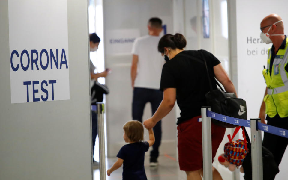 Corona-Teststation am Flughafen Düsseldorf (Bild: Reuters/Wolfgang Rattay)